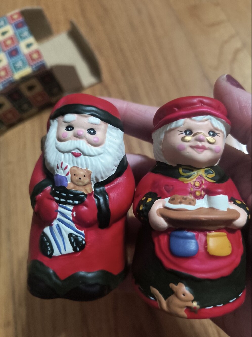 Ceramic Santa and Mrs. Claus salt&pepper shakers, 2"